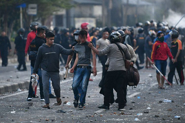 Biểu tình bạo lực tại Jakarta khiến hơn 200 người thương vong