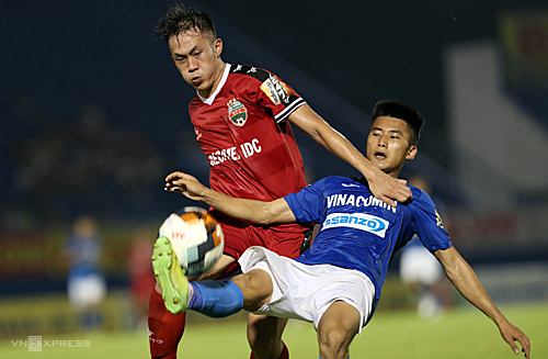 Tấn Trường mắc sai lầm, Bình Dương thua Quảng Ninh