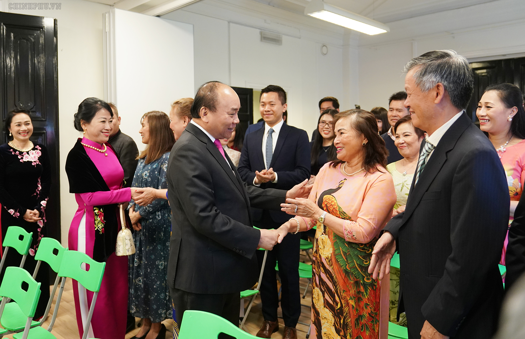 Thủ tướng thăm hỏi, nói chuyện với cán bộ, nhân viên Đại sứ quán và cộng đồng người Việt Nam tại Na Uy