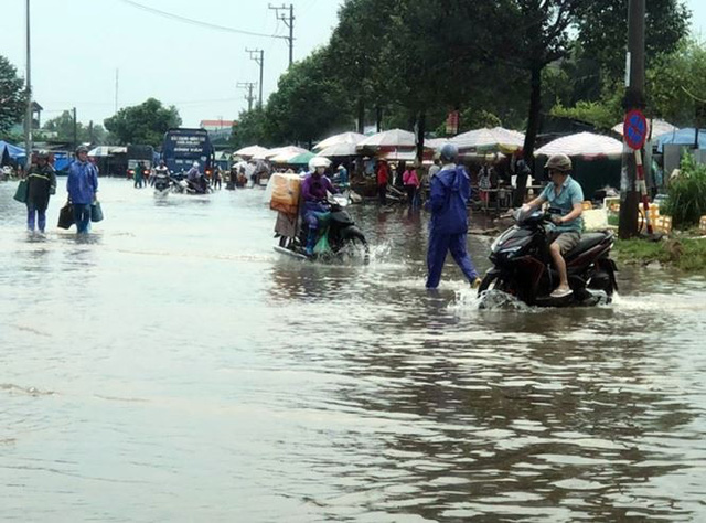 Mưa lớn ở Móng Cái, nhiều đò sắt bị nhấn chìm trong lũ