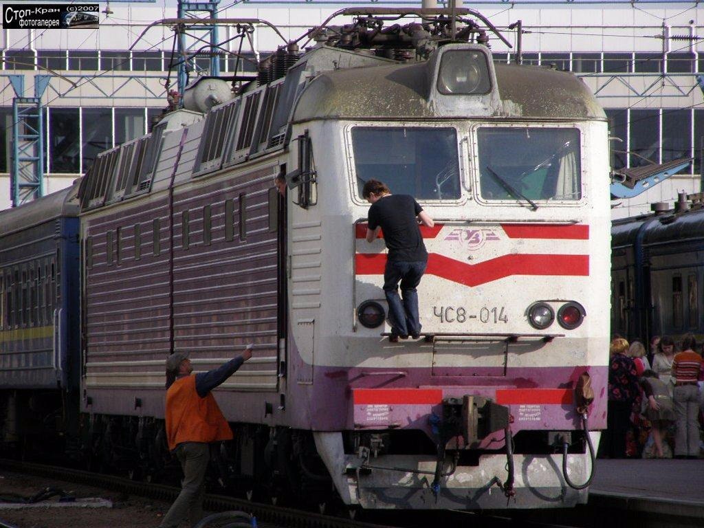 Kiev: Say rượu, ngủ quên trên đường ray, xe lửa cán đứt chân cảnh sát