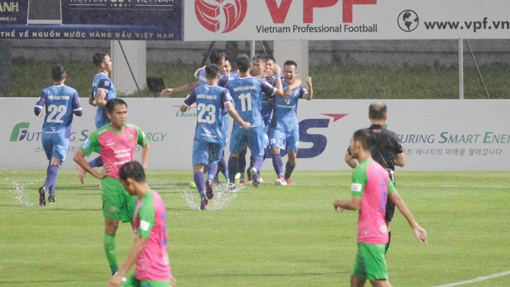 Vòng 10 Hạng Nhất QG 2019: Top đầu tăng tốc