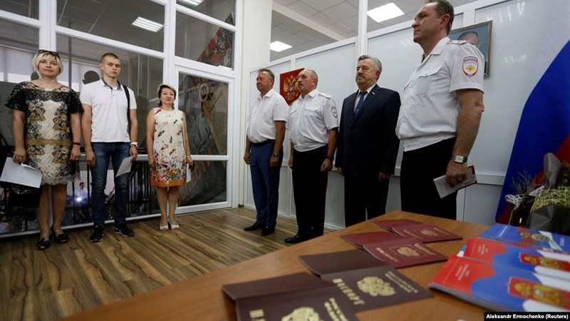 Nga bắt đầu cấp hộ chiếu cho người Ukraine ly khai