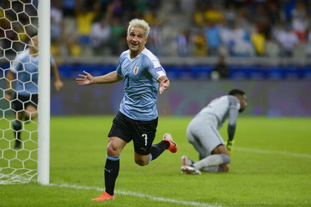Suarez, Cavani lập công, Uruguay đại thắng 4-0 Ecuador