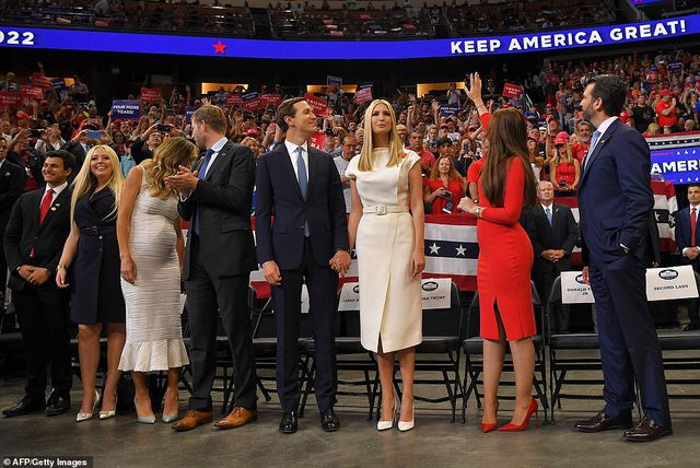Ông Trump khởi động chiến dịch tái tranh cử, kêu gọi "giữ nước Mỹ tiếp tục vĩ đại"