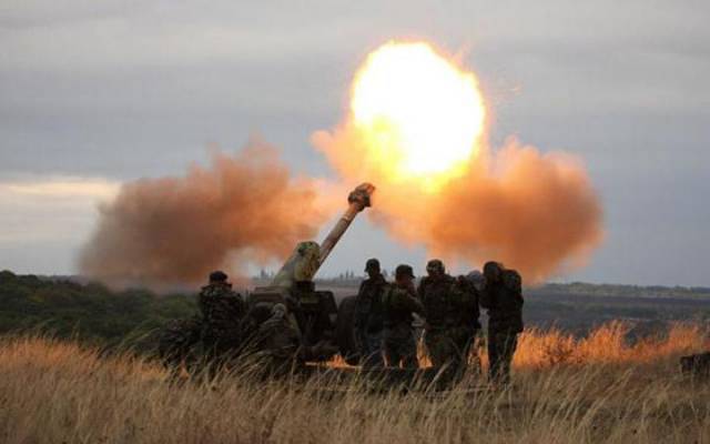 Quân đội Ukraine bắn phá làng Donetsk dữ dội bằng đạn pháo gây cháy