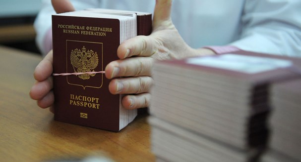 EU có thể không công nhận hộ chiếu Nga cấp cho cư dân Donetsk và Lugansk