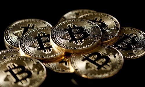 Giá Bitcoin tiếp tục tăng vọt, vượt 11.000 USD