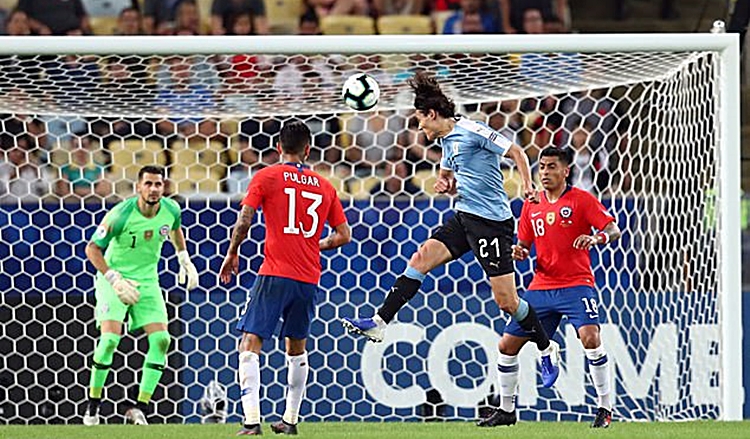Cavani giúp Uruguay giật đỉnh bảng từ tay Chile