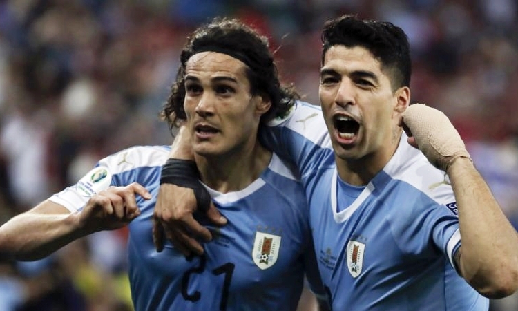 Cavani giúp Uruguay giật đỉnh bảng từ tay Chile