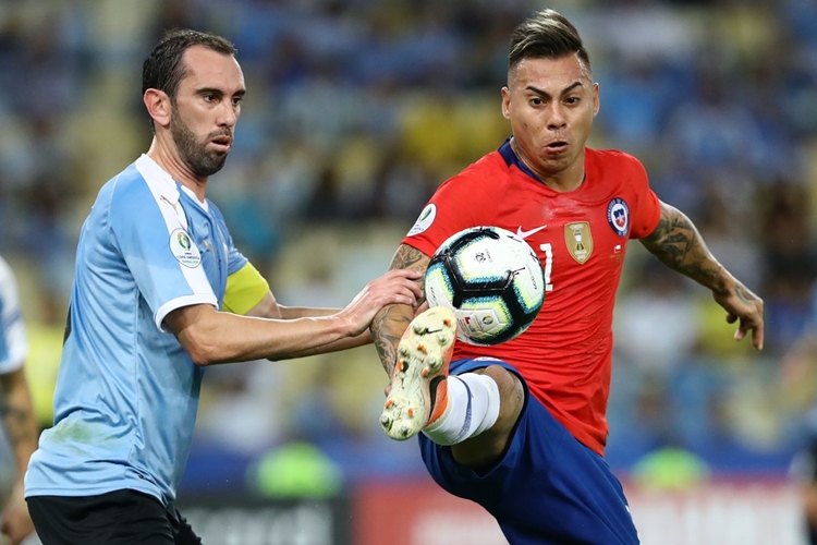 Cavani giúp Uruguay giật đỉnh bảng từ tay Chile
