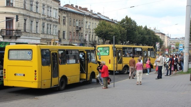 Kiev: Những kẻ bịt mặt đốt những chiếc xe buýt tuyến đậu trên phố Geroiev Dnhepra