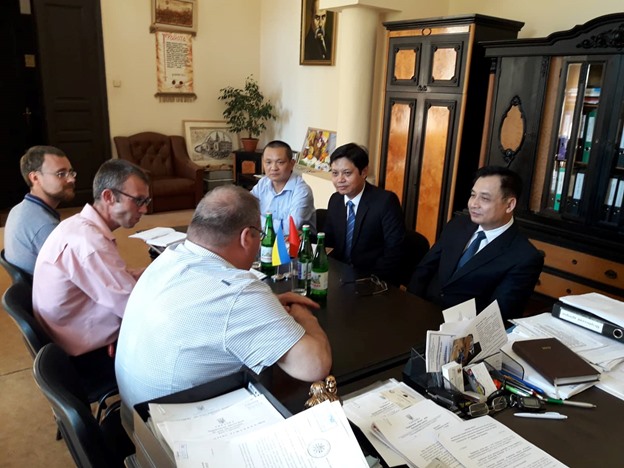 Đại sứ Việt Nam tại Ukraine thăm và làm việc tại thành phố Chernivtsi