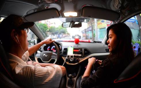 Bộ GTVT kiên quyết yêu cầu taxi công nghệ phải gắn “mào”