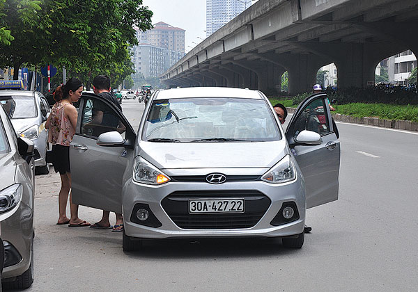 Bộ GTVT kiên quyết yêu cầu taxi công nghệ phải gắn “mào”