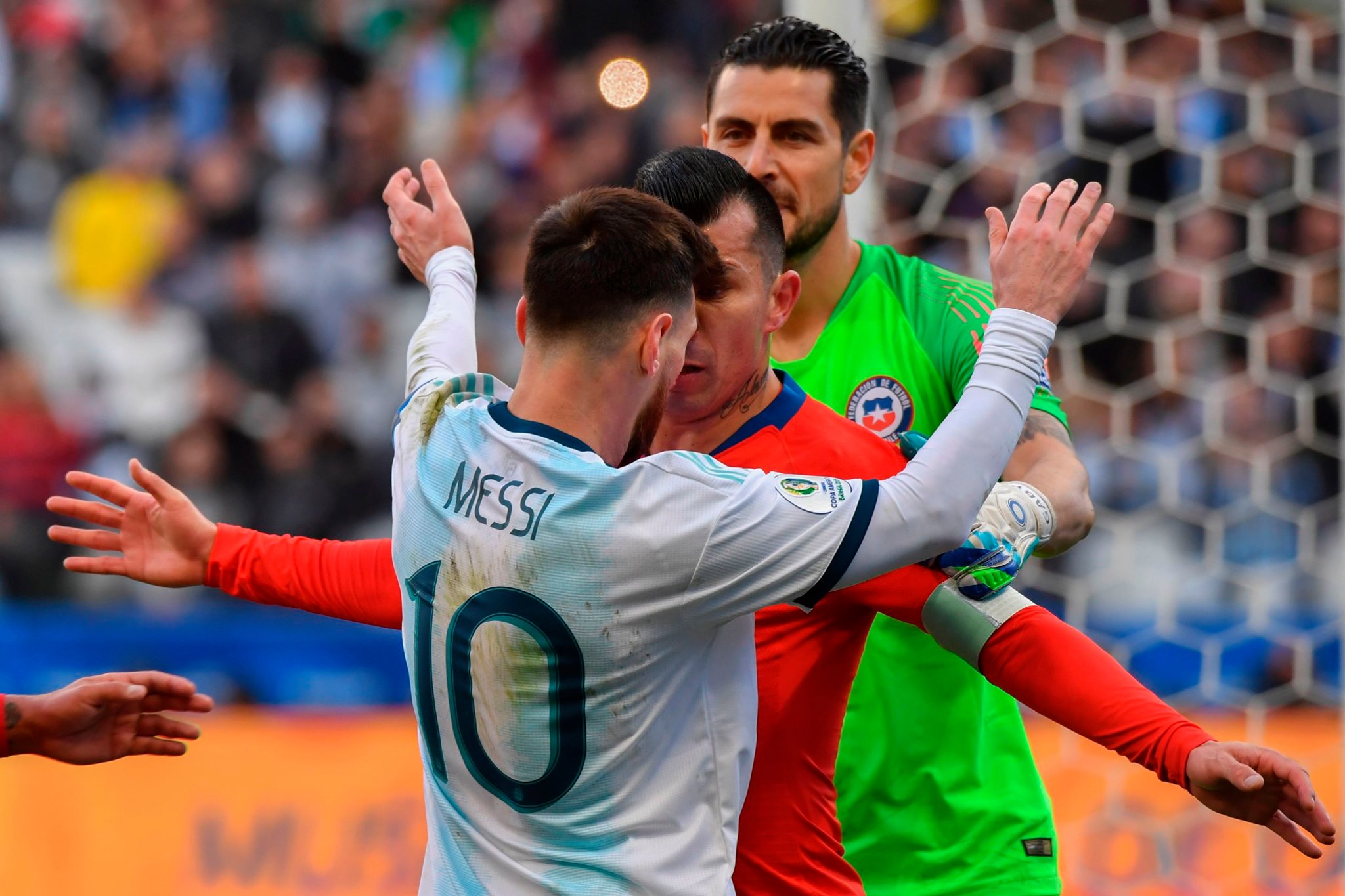 Argentina hạ gục Chile trong ngày Messi nhận thẻ đỏ trực tiếp