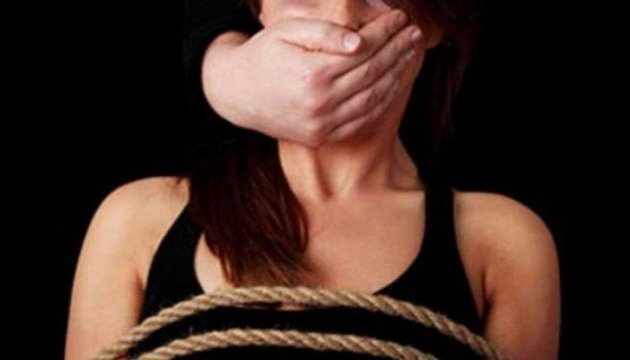Odessa: Tên cướp tấn công quầy cho vay tín dụng, bắt cóc hai thiếu nữ làm con tin