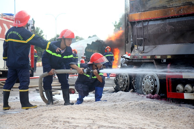 Ô tô tải và xe bồn bốc cháy dữ dội sau va chạm, 2 cha con tử vong