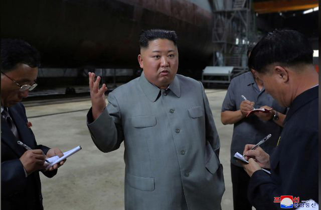 Ông Kim Jong Un thị sát tàu ngầm thế hệ mới của Triều Tiên