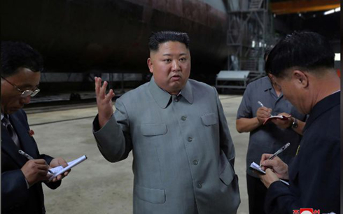 Ông Kim Jong Un thị sát tàu ngầm thế hệ mới của Triều Tiên