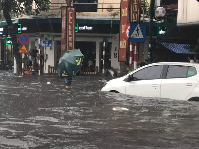 Xế hộp bơi trong 'bể nước' Hà thành sau cơn mưa lớn