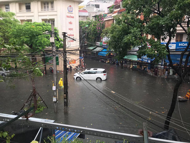 Xế hộp bơi trong 'bể nước' Hà thành sau cơn mưa lớn