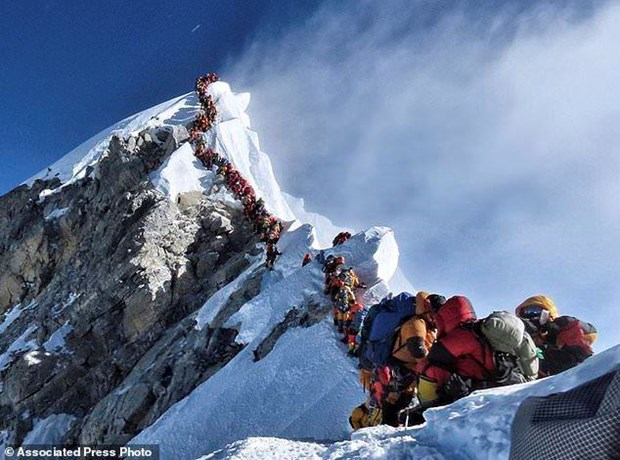 Ngọn núi đẹp nhất thế giới Matterhorn bắt đầu nứt vỡ vì băng tan