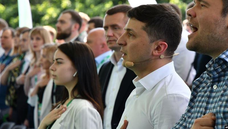 Quyết định bất ngờ từ Đảng của Tổng thống Ukraine