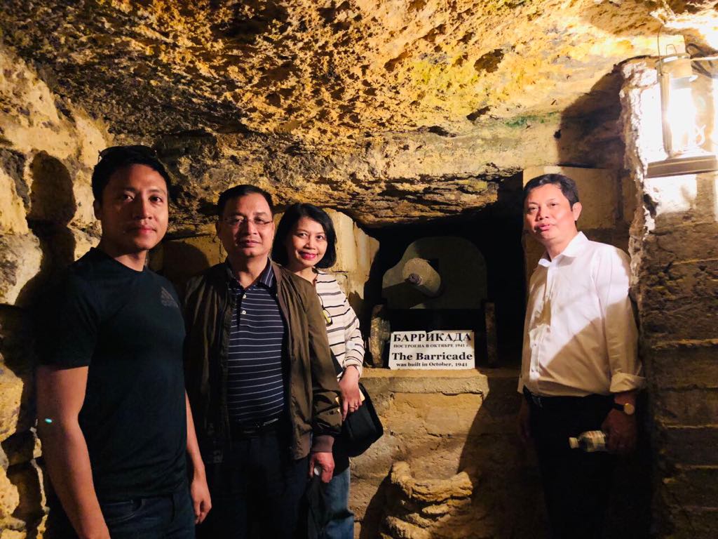 Đại sứ Nguyễn Anh Tuấn tham quan Địa đạo Catacombs Odessa