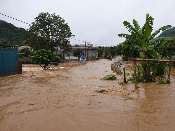 Mộc Châu chìm trong nước lũ