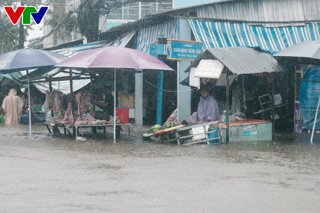 Đảo Phú Quốc ngập sâu sau mưa lớn,