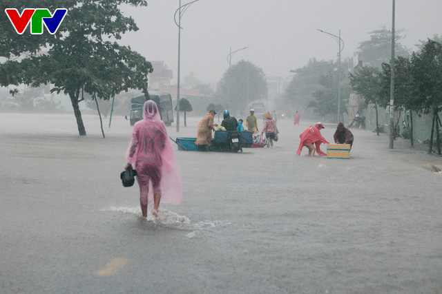 Đảo Phú Quốc ngập sâu sau mưa lớn,