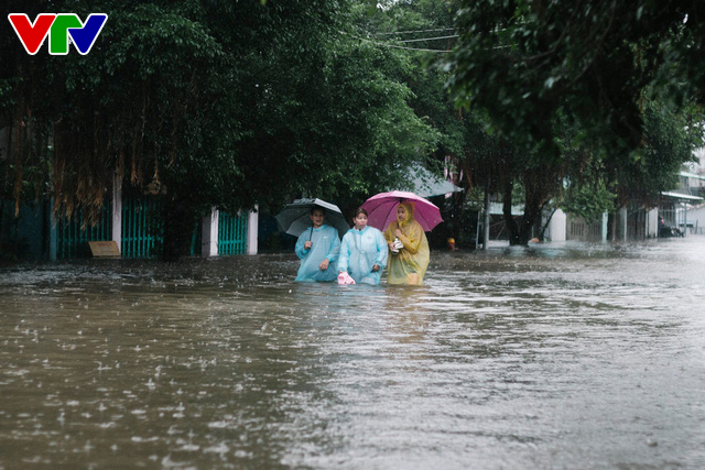 Đảo Phú Quốc ngập sâu sau mưa lớn,