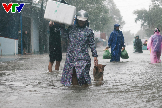 Đảo Phú Quốc ngập sâu sau mưa lớn,