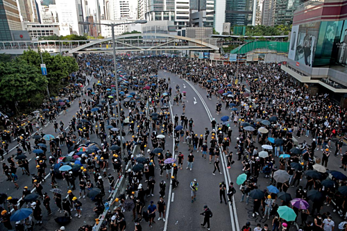 Hong Kong bơm hàng tỷ USD ngăn suy thoái kinh tế