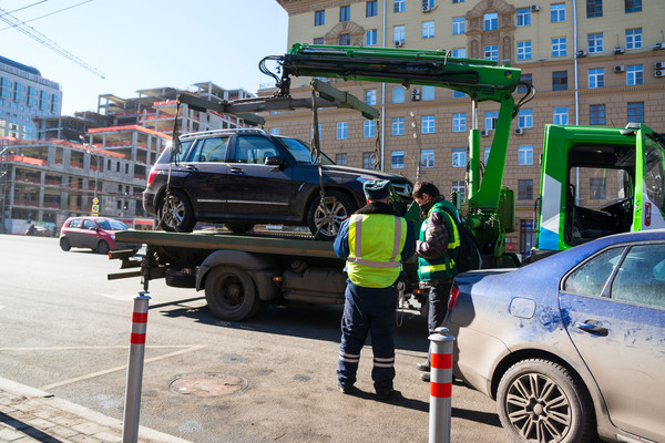 Odessa: Các nhân viên thanh tra sở giao thông Hội đồng thành phố sẽ phạt các xe đỗ sai quy định