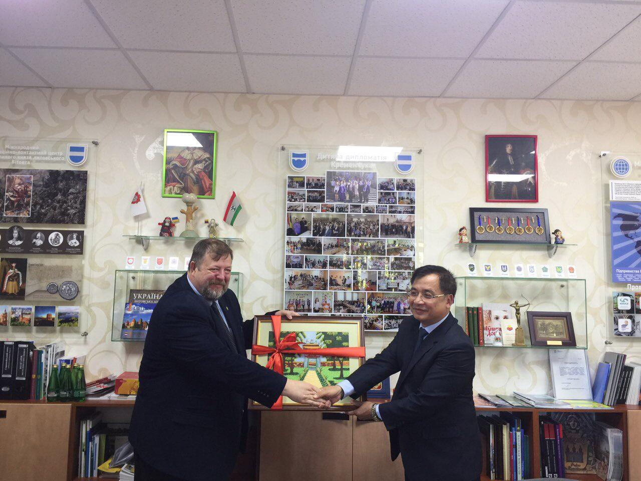 Đại sứ Nguyễn Anh Tuấn làm việc tại thành phố Kremenchuk và dự Khai mạc Hội chợ Sorochinsky 2019