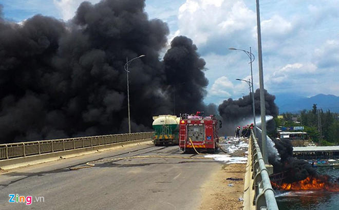 Phong tỏa giao thông sau vụ cháy tàu cá chứa 30.000 lít dầu