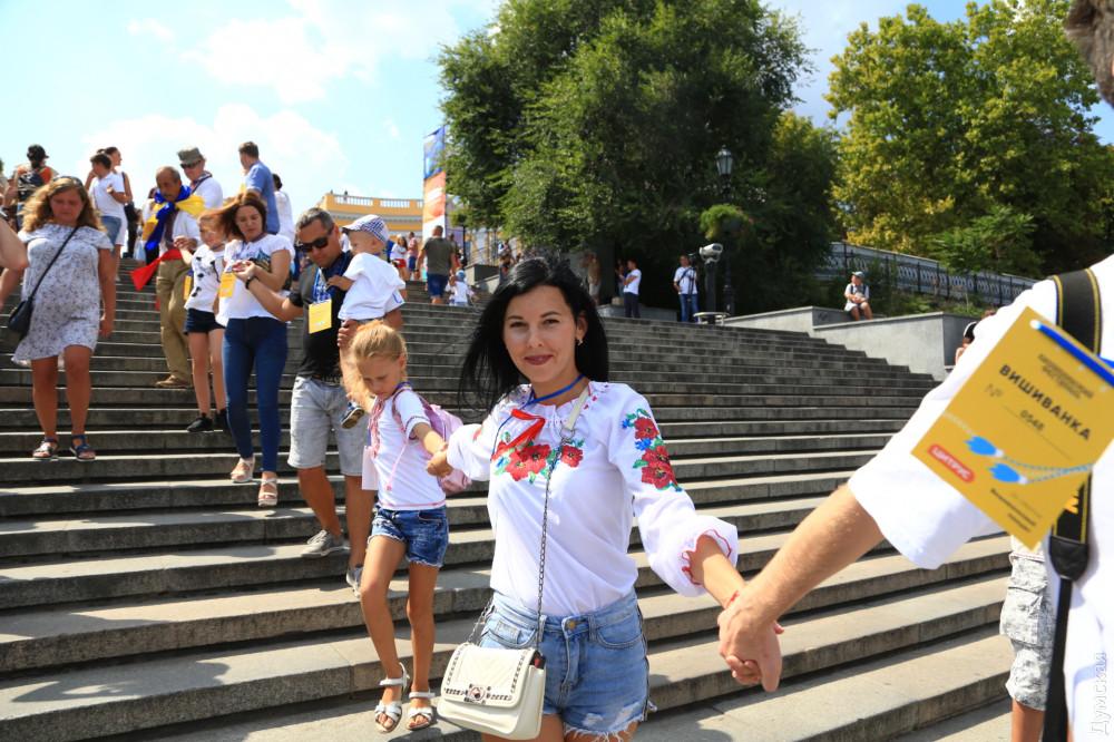 Odessa: Hơn 1200 người mặc trang phục dân tộc, nắm tay nhau tạo “vòng tay lớn” nhân ngày quốc khánh Ukraine