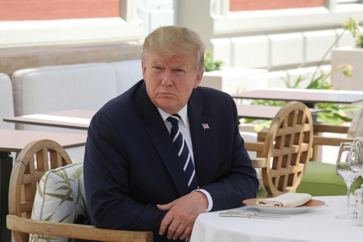 Tổng thống Mỹ Trump dọa đánh thuế rượu vang Pháp