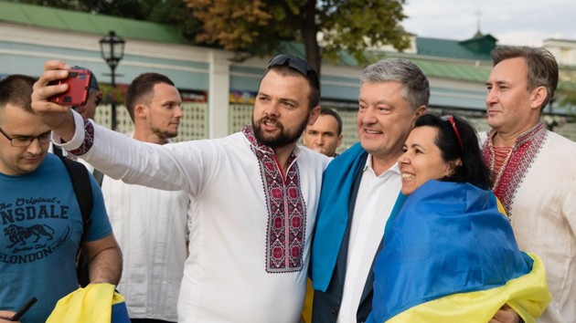 Poroshenko và Avakov bắt tay nhau trong buổi tiếp của Tổng thống Zelenski