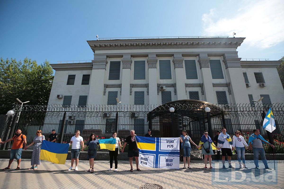 Cạnh đại sứ quán Nga tại Kiev, biểu tình ủng hộ 24 thủy thủ Ukraine bị giam giữ ở Nga