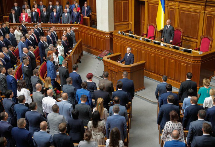 Quốc hội Ukraine khoá 9 họp phiên đầu tiên. Các đại biểu tuyên thệ và bắt đầu thực hiện trách nhiệm của mình
