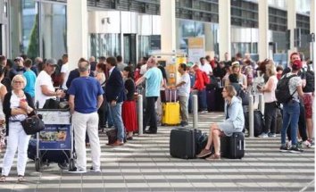 Nhầm cửa khiến 130 chuyến bay bị hủy, hành khách bị bắt giữ