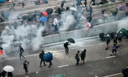Người biểu tình Hong Kong ném bom xăng vào cảnh sát