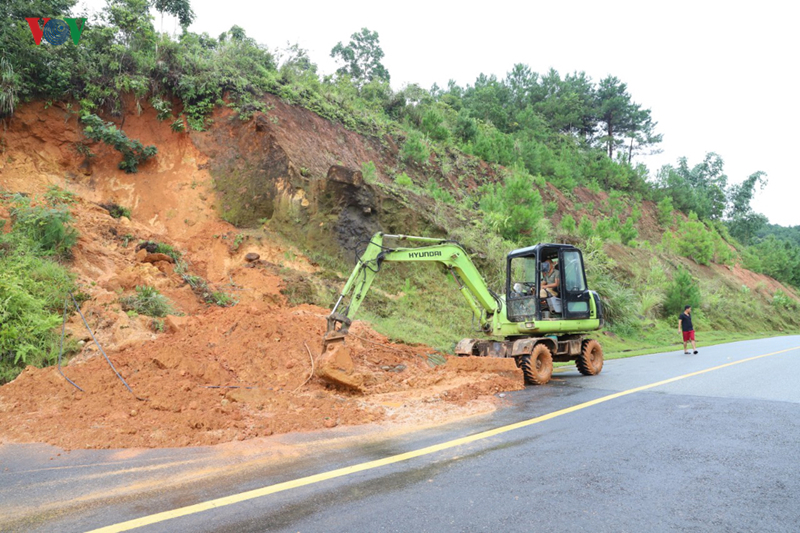 Mưa lớn gây ngập úng, sạt lở nhiều tuyến đường ở Quảng Ninh, Sơn La