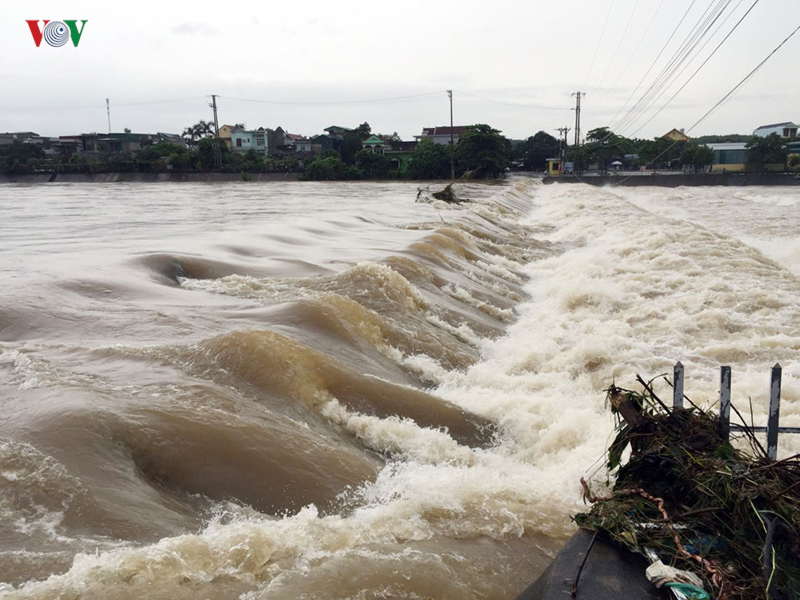 Mưa lớn gây ngập úng, sạt lở nhiều tuyến đường ở Quảng Ninh, Sơn La