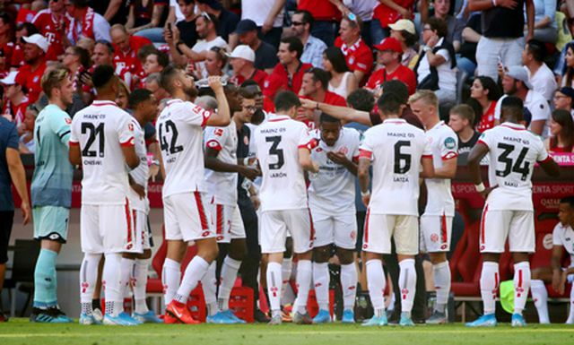 Tân binh tỏa sáng, Bayern Munich "hủy diệt" Mainz với tỷ số tennis