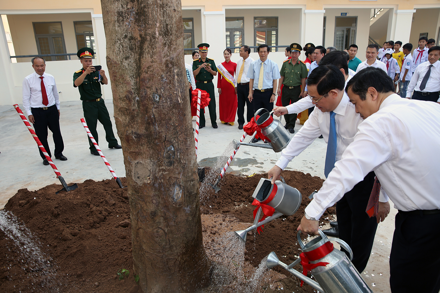 Phó Thủ tướng vui hội khai trường trên 'quê hương năm tấn'