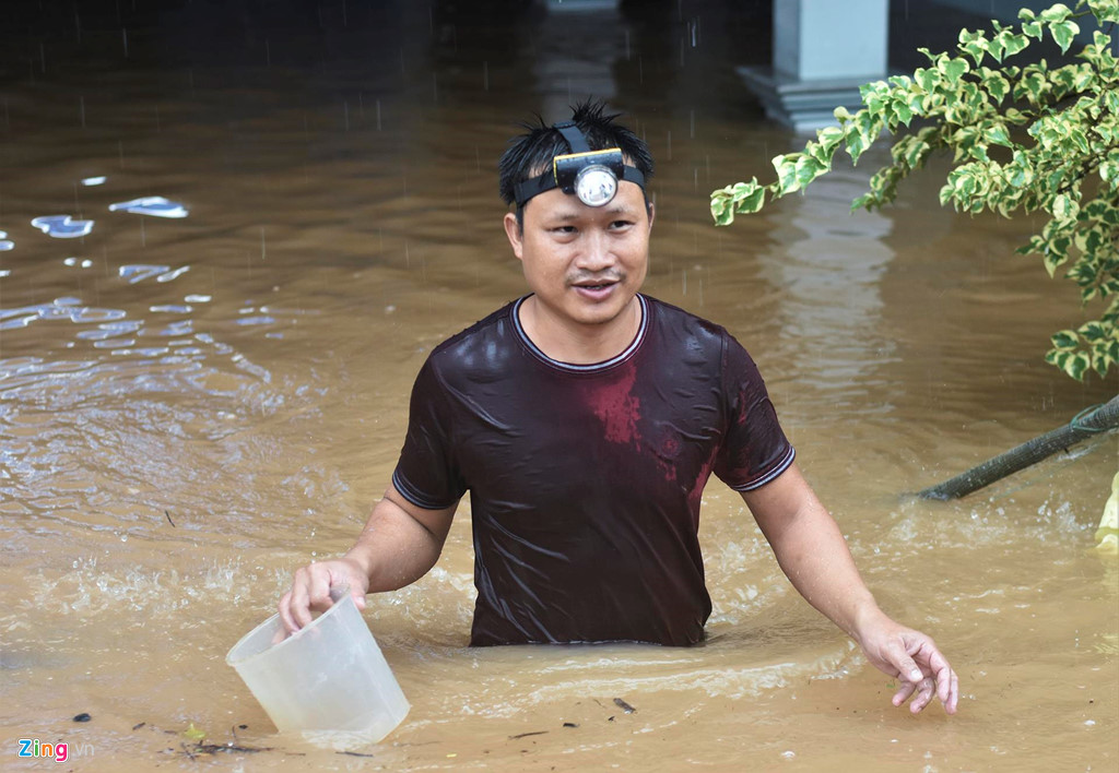 Lũ về, nhiều nóc nhà miền Trung chỉ còn lô nhô mái